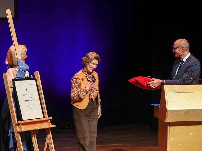Dronningen ble både utnevnt til æresborger av Lillehammer og mottok egen nøkkel til barndomshjemmet i Tuengen allé.  Foto: Geir Olsen / NTB